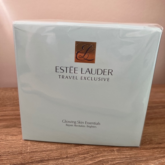Estée Lauder Glowing Skin Essential full size - Picture 1 of 6